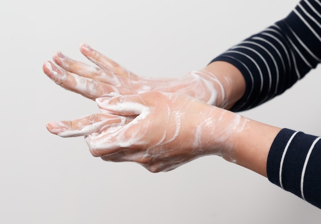 Igiene per proteggere la salute umana dai virus, lavaggio delle mani con processo di sapone.