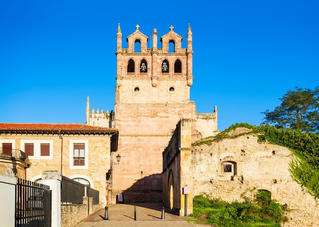 Iglesia di Santa Maria de Los Angeles chiesa cattolica nella città di San Vicente de la Barquera in Cantabria nel nord della Spagna