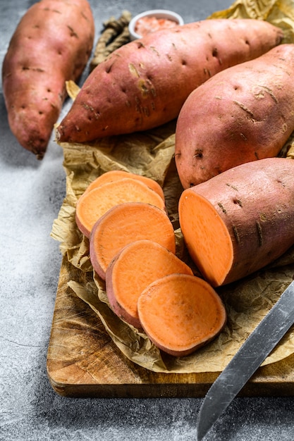 Igname crudo su un tagliere, batatas organici