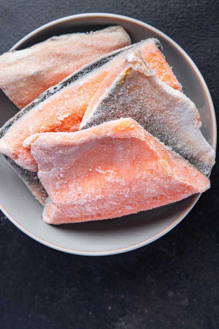 Ikan fillet beku salmon atau ikan char porsi segar makanan sehat diet makanan masih hidup camilan
