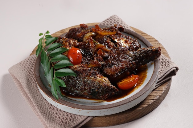 Ikan Selar Masak Kicap è un piatto popolare della Malesia, pesce fritto in salsa di soia.