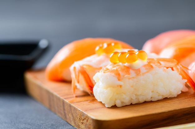 Ikura (uova di salmone) su sushi di gamberi