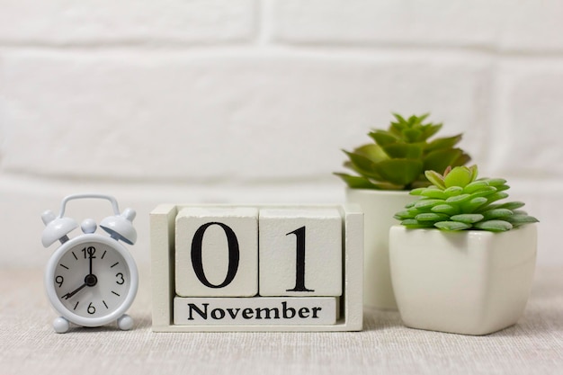 Il 1° novembre sul calendario in legno accanto alla sveglia indica la data di inizio del nuovo mese