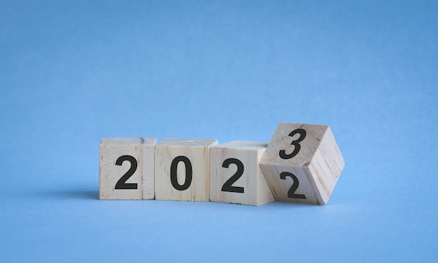 Il 2022 è cambiato in Capodanno 2023 su blocco di legno