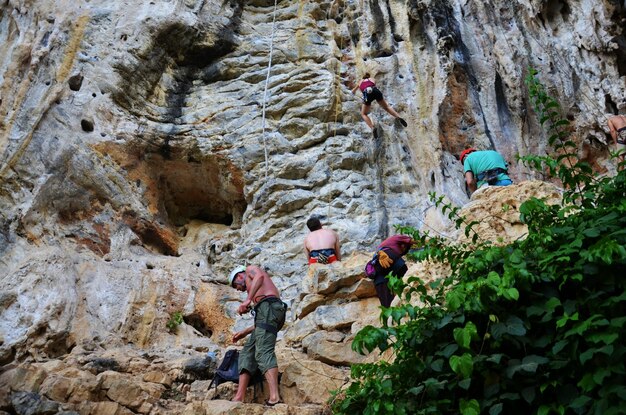 Il 23 aprile 2011 a Krabi Thailandia, gli scalatori e gli alpinisti stranieri viaggiatori praticano arrampicata sportiva a Dragon Crest Precipice Mountain e Railay Stone scogliere e visitano la baia della spiaggia di Ao Nang