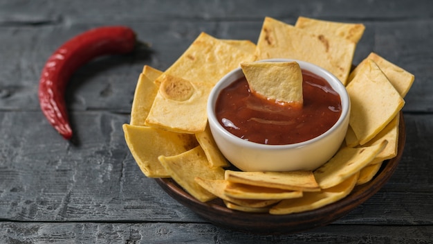 Il baccello di peperoncino con tortilla messicano e una ciotola di salsa