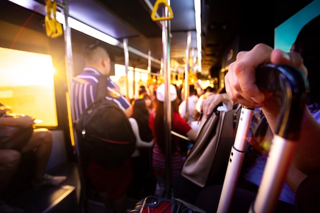 Il bacpacker turistico tiene i suoi bagagli e cellulare sul bus per il trasporto dal cancello del terminal dell'aeroporto all'aereo.