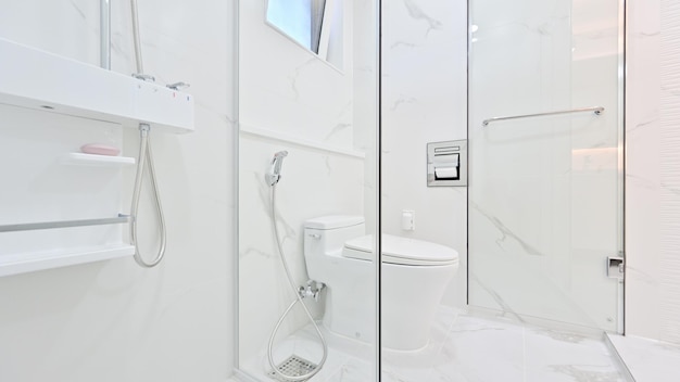 Il bagno è stato decorato con materiali di colore bianco