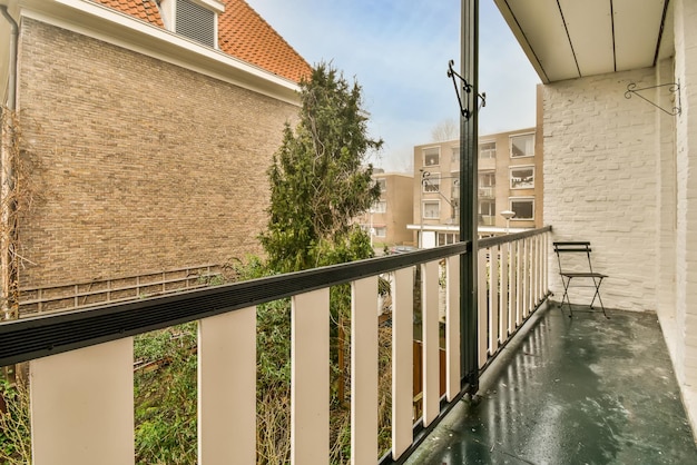 Il balcone di una casa moderna con vista sulla strada e sulla natura della città