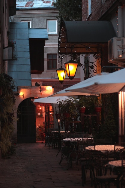 il baldacchino del caffè con le luci sulla strada