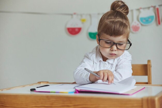 Il bambino affascinante gioca fingendo di essere un insegnante