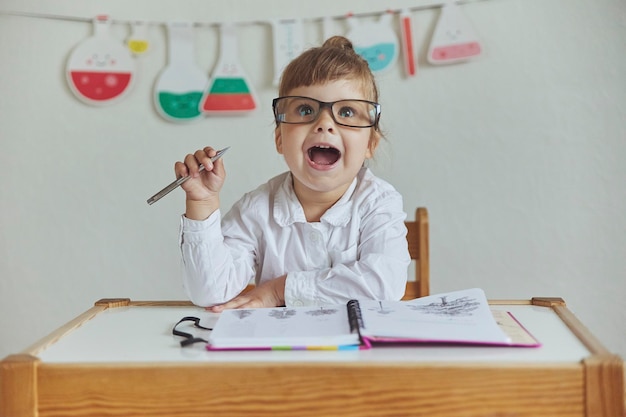 Il bambino affascinante gioca fingendo di essere un insegnante