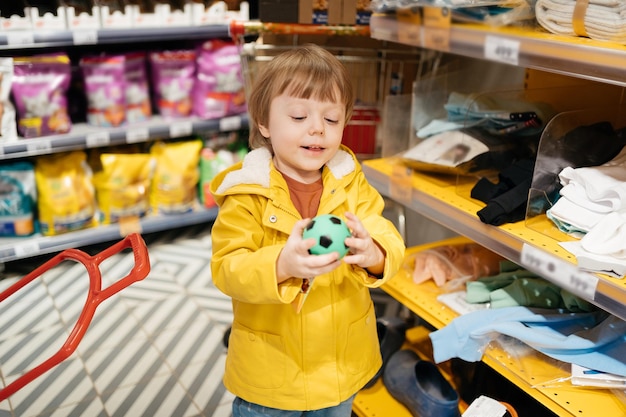 Il bambino al mercato compra una pallina