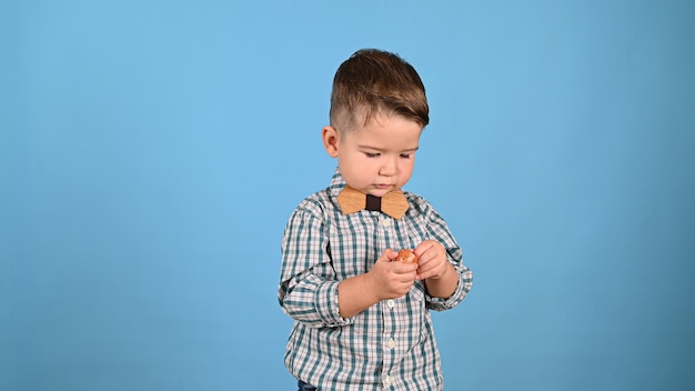 Il bambino ama le caramelle, su sfondo isolato. Foto di alta qualità