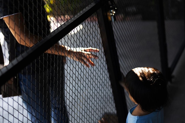 Il bambino apre la porta a uno sconosciuto