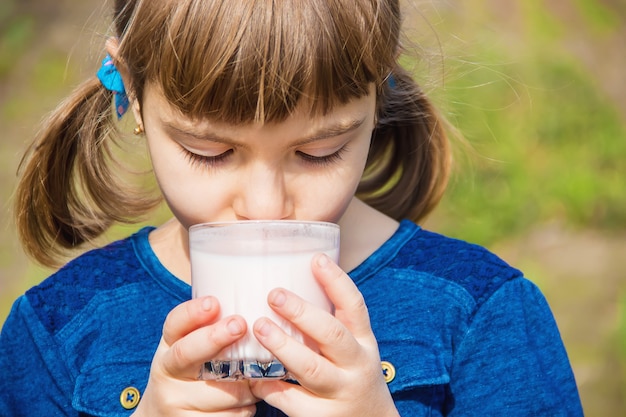 Il bambino beve latte. Messa a fuoco selettiva Bambini.