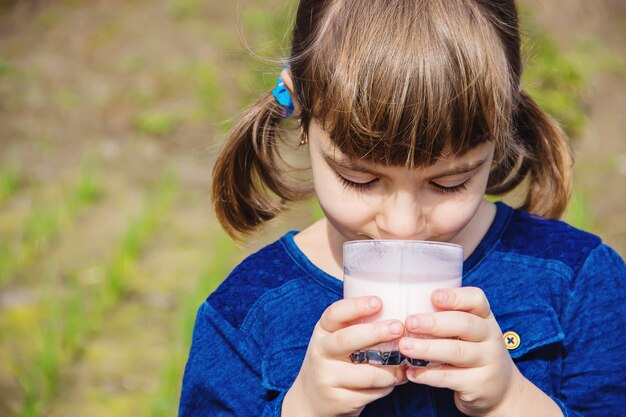 Il bambino beve latte. Messa a fuoco selettiva Bambini.