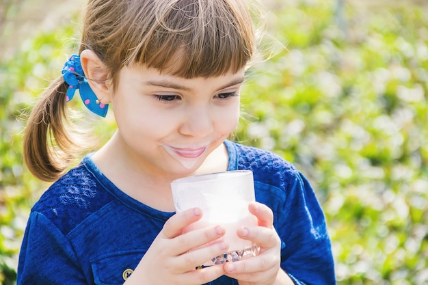 Il bambino beve latte. Messa a fuoco selettiva Bambini.