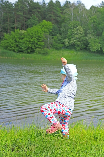 il bambino cade nel fiume nella foresta