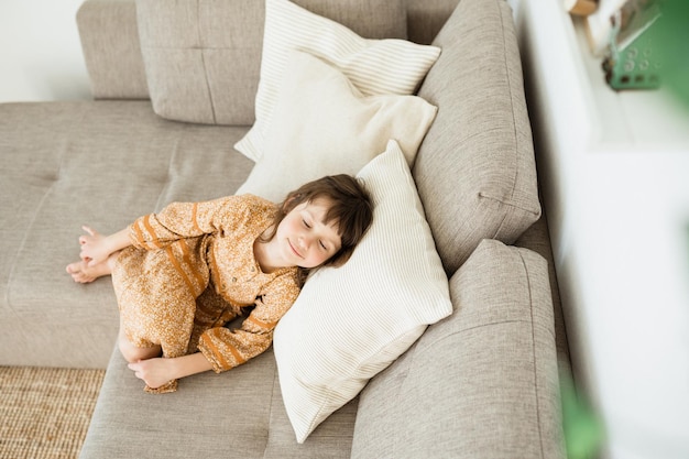 Il bambino calmo si rilassa a casa