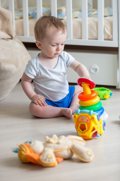 Il bambino carino sta giocando da solo