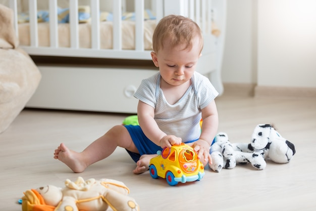 Il bambino carino sta giocando da solo