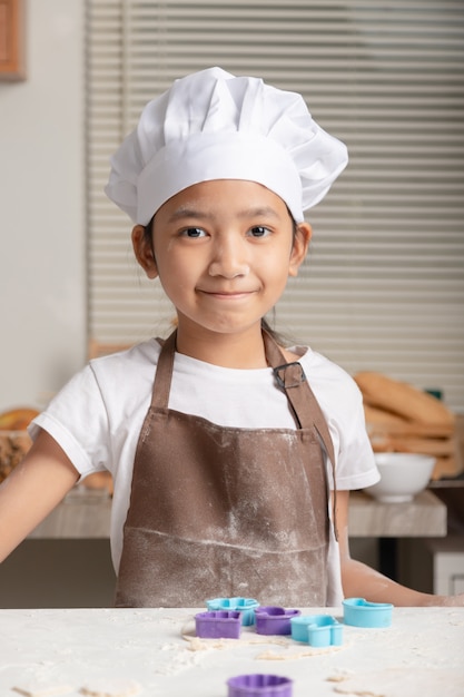 Il bambino che fa la pasticceria fatta in casa con felicità