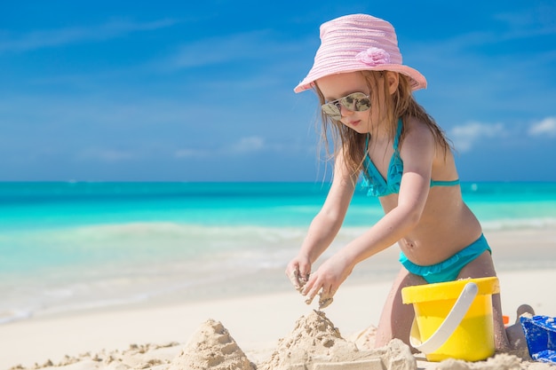 Il bambino che gioca con la spiaggia gioca durante la vacanza tropicale