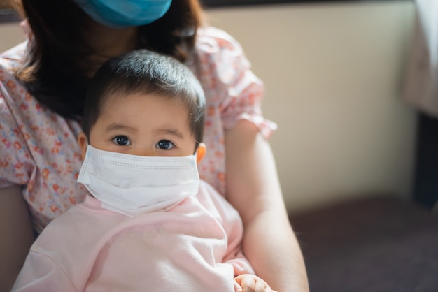 Il bambino che indossa la maschera chirurgica resta a casa.