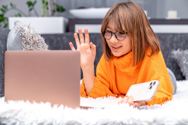 Il bambino comunica online a casa con l'aiuto delle moderne tecnologie