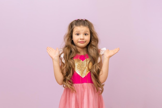 Il bambino con i capelli ricci è molto sorpreso. Una principessa in un vestito magnifico.