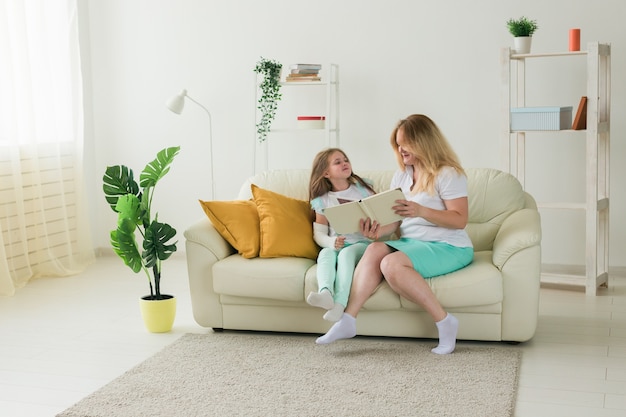 Il bambino con il braccio rotto e il gesso trascorre del tempo a casa con le malattie dell'infanzia della madre un positivo