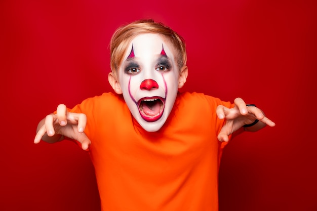 Il bambino con il trucco prima di Halloween spaventa.