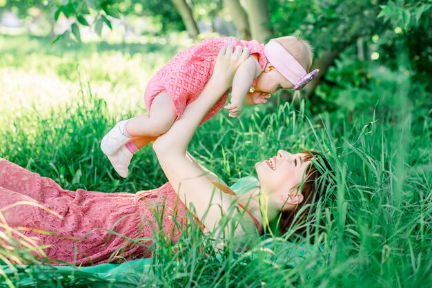 Il bambino con la madre all'aperto vicino alla natura e si diverte