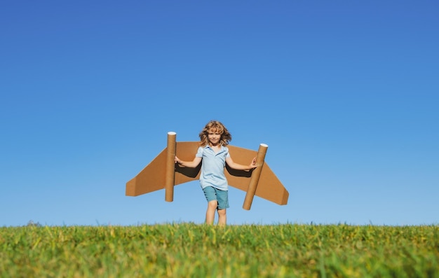 Il bambino con le ali al cielo immagina un pilota aviatore e sogna di volare il bambino gioca a pilota con c