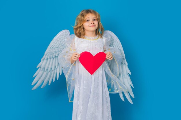 Il bambino con le ali d'angelo tiene il simbolo del cuore di carta amore e san valentino banner di san valentino carino ch