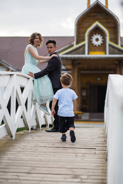 Il bambino corre dai suoi genitori sul ponte