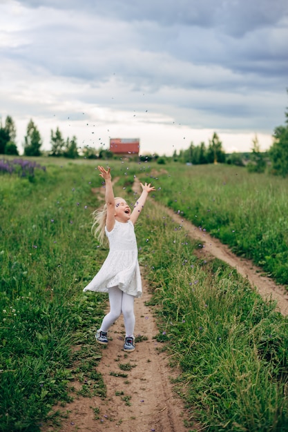 Il bambino corre e salta su un percorso nel campo