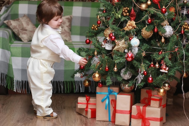 Il bambino decora il giocattolo dell'albero di Natale