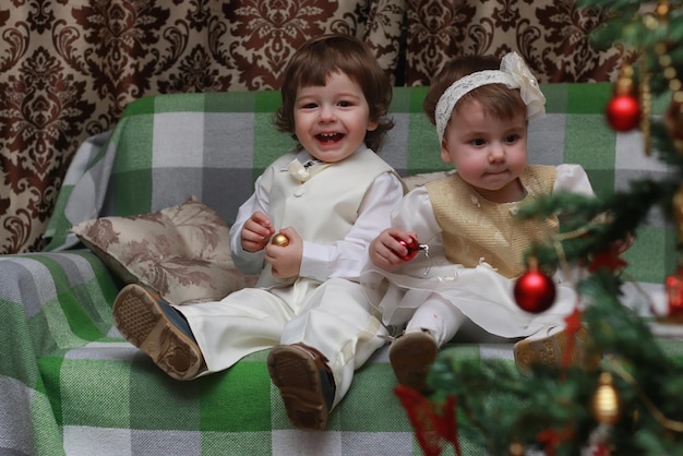 Il bambino decora il giocattolo dell'albero di Natale