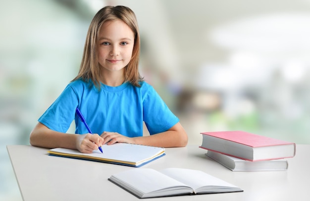 Il bambino dell'aula di istruzione degli studenti della scuola impara la classe