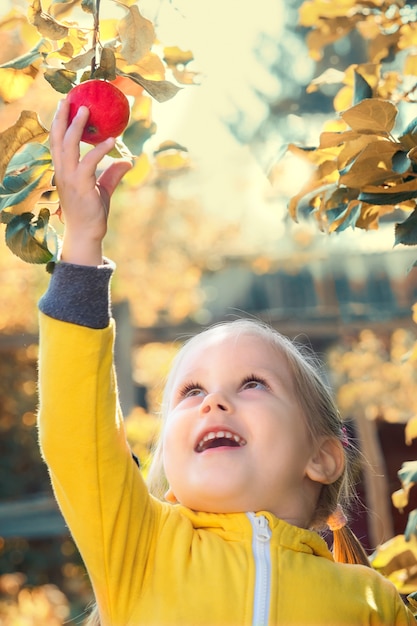 Il bambino della bambina mangia le mele stagionali