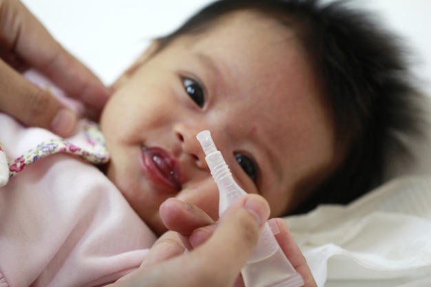 Il bambino di 2 mesi prende il vaccino Rota