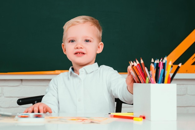 Il bambino di educazione del processo educativo si prepara per l'apprendimento e l'istruzione dello spazio di copia della lavagna della scuola