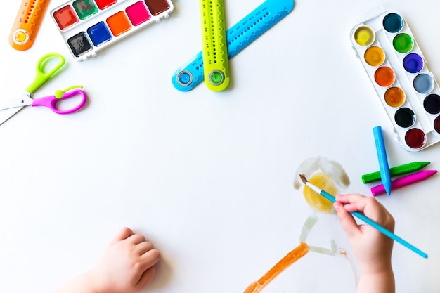 Il bambino disegna con gli acquerelli