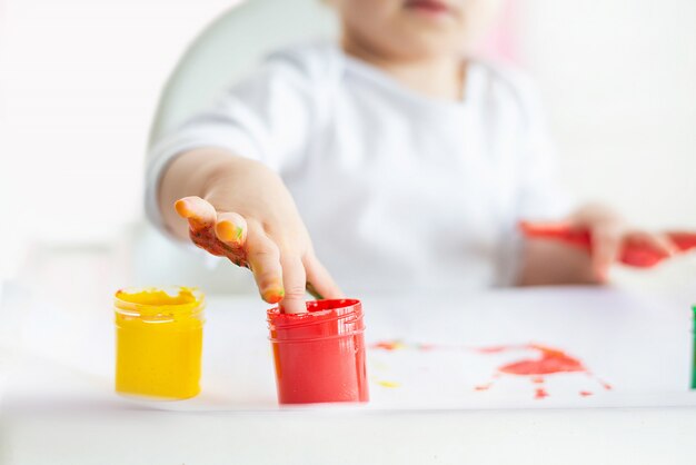 Il bambino disegna con inchiostri colorati