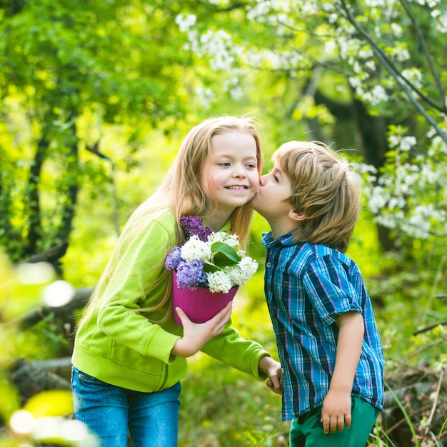 Il bambino divertente alla data si diverte nei loro momenti adorabili Celebrando il biglietto di auguri di San Valentino San Valentino Bambini divertenti Le migliori idee per San Valentino