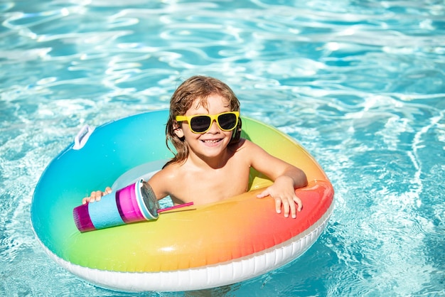 Il bambino divertente si rilassa alle vacanze estive del cocktail della bevanda dell'aquapark