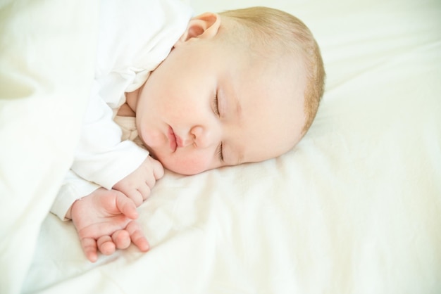 il bambino dorme dolcemente nella culla