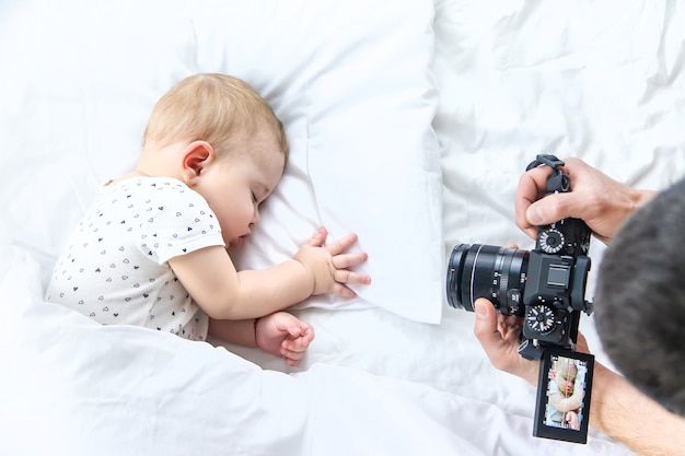 Il bambino dorme su un letto bianco